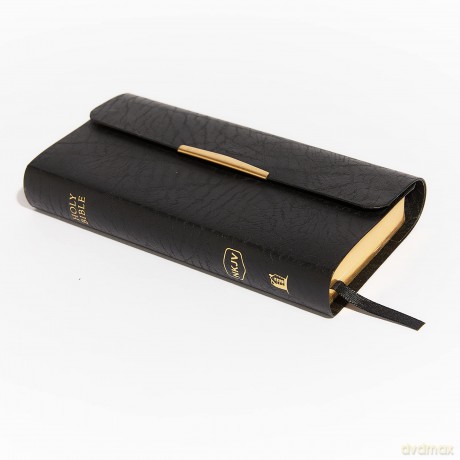 Classic Checkbook Bible-NKJV-Snap Flap: New King James Classic Companion Slimline Bible: Holy Bible, New King James Version [KSIĄŻKA]