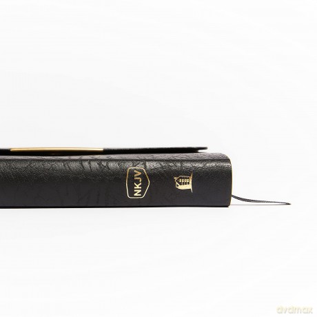 Classic Checkbook Bible-NKJV-Snap Flap: New King James Classic Companion Slimline Bible: Holy Bible, New King James Version [KSIĄŻKA]