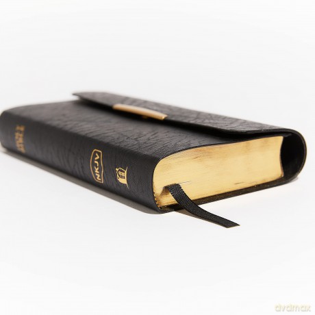 Classic Checkbook Bible-NKJV-Snap Flap: New King James Classic Companion Slimline Bible: Holy Bible, New King James Version [KSIĄŻKA]