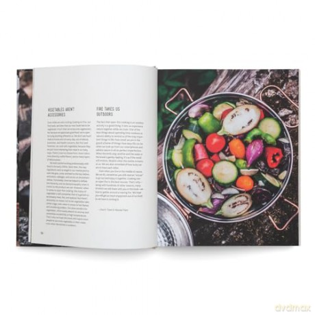Cooking Greens on Fire: Vegetarian Recipes for the Dutch Oven and Grill - Nicolai Tram [KSIĄŻKA]