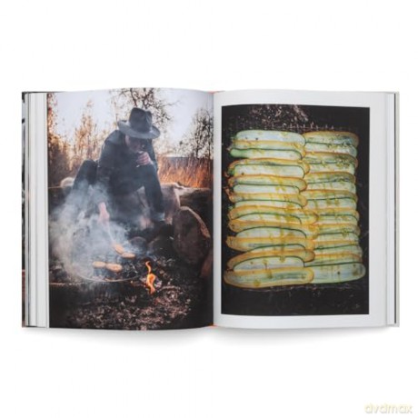 Cooking Greens on Fire: Vegetarian Recipes for the Dutch Oven and Grill - Nicolai Tram [KSIĄŻKA]