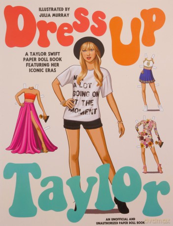 Dress Up Taylor: A Taylor Swift paper doll book featuring her iconic eras - Julia Murray [KSIĄŻKA]