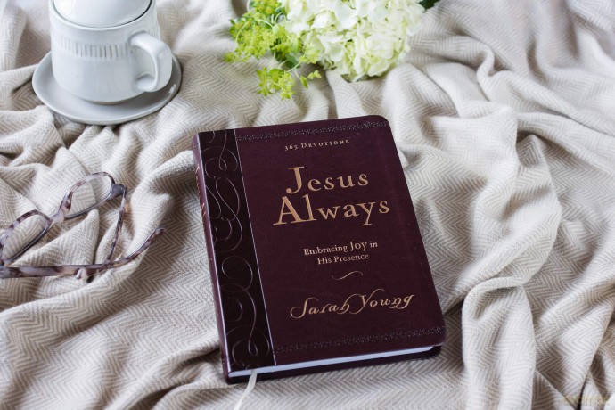 Jesus Always, Leathersoft, with Scripture References: Embracing Joy in His Presence (a 365-Day Devotional) - Sarah Young [KSIĄŻKA]