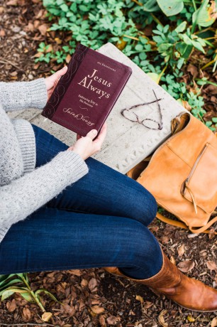 Jesus Always, Leathersoft, with Scripture References: Embracing Joy in His Presence (a 365-Day Devotional) - Sarah Young [KSIĄŻKA]
