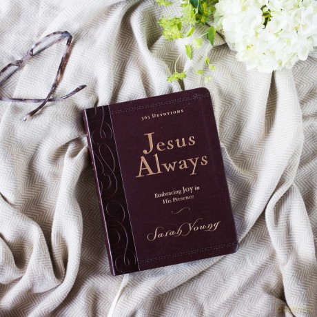 Jesus Always, Leathersoft, with Scripture References: Embracing Joy in His Presence (a 365-Day Devotional) - Sarah Young [KSIĄŻKA]