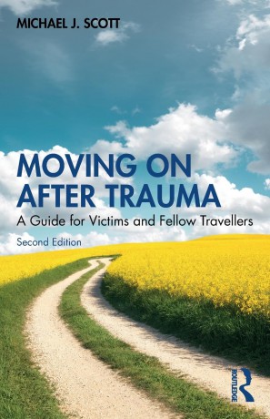Moving On After Trauma: A Guide for Victims and Fellow Travellers - Michael J. Scott [KSIĄŻKA]