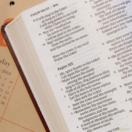 NKJV Holy Bible, Super Giant Print Reference Bible, Black Genuine Leather, 43,000 Cross References, Red Letter, Comfort Print: New King James Version: Holy Bible, New King James Version [KSIĄŻKA]