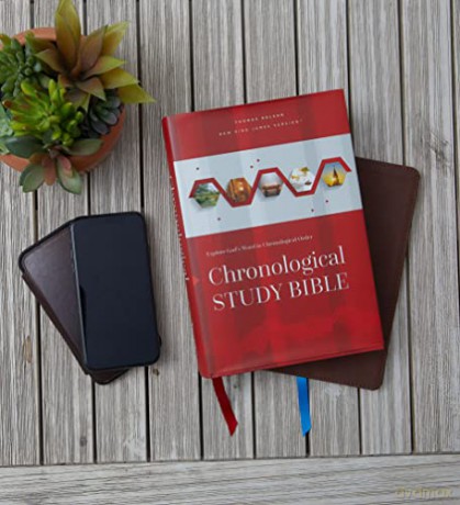 NKJV, Chronological Study Bible, Leathersoft, Black, Comfort Print: Holy Bible, New King James Version [KSIĄŻKA]