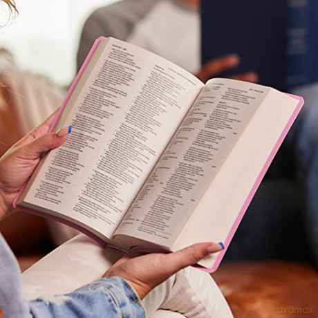 NKJV, Gift and Award Bible, Leather-Look, Black, Red Letter, Comfort Print [KSIĄŻKA]