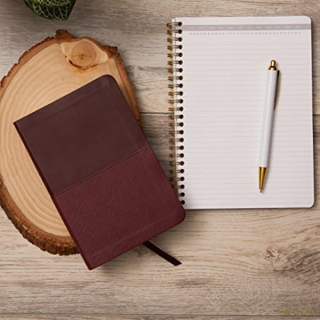 NKJV, Thinline Bible, Compact, Leathersoft, Burgundy, Red Letter, Comfort Print: Holy Bible, New King James Version [KSIĄŻKA]
