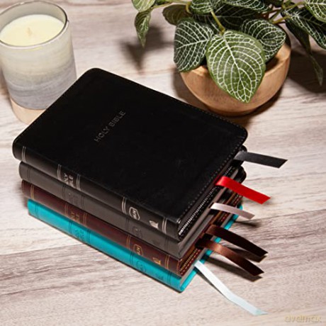 NKJV, Thinline Bible, Compact, Leathersoft, Burgundy, Red Letter, Comfort Print: Holy Bible, New King James Version [KSIĄŻKA]