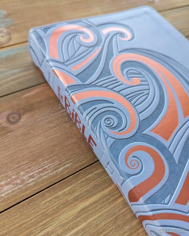 NLT Hands-On Bible, Third Edition (Leatherlike, Periwinkle Pink Waves): Nlt Hands-on Bible - Leatherlike, Periwinkle Pink Waves: New Living Translation, Periwinkle Pink Waves, Leatherlike [KSIĄŻKA]
