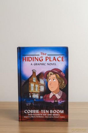 The Hiding Place: A Graphic Novel - Corrie Ten Boom [KSIĄŻKA]