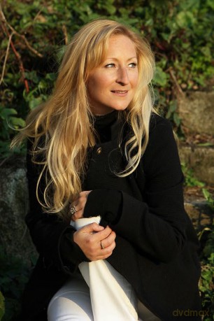 The Island Love Song: Be swept away by this beautifully moving new escapist novel, perfect for summer 2024 - Emma Cowell [KSIĄŻKA]
