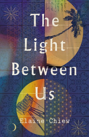 The Light Between Us: historical time-travel romance set in Singapore - Elaine Chiew [KSIĄŻKA]