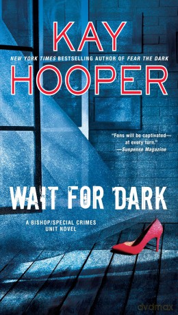 Wait For Dark: 17 (Bishop/Special Crimes Unit) - Kay Hooper [KSIĄŻKA]