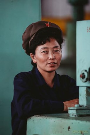 Waiting for the Rainbow: Ten Years in North Korea - Xiomara Bender [KSIĄŻKA]