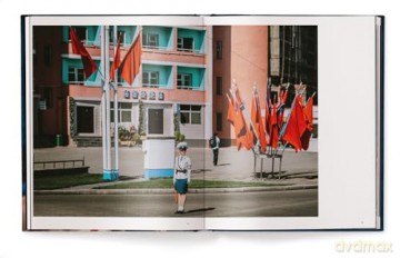Waiting for the Rainbow: Ten Years in North Korea - Xiomara Bender [KSIĄŻKA]