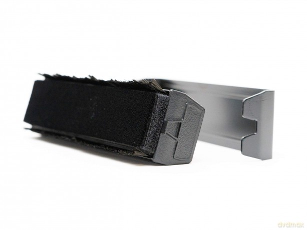 Music Protection: Velvet/Carbon Combo Vinyl Record Brush Antistatic - Rock On Wall [CD]