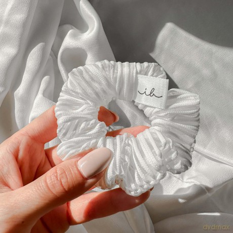 invisibobble Haargummi Extra Care Weiß Scrunchie Pure White, Haargummis starker Halt für Mädchen & Damen, Scrunchies Samt Weiß, designed im Herzen Münchens