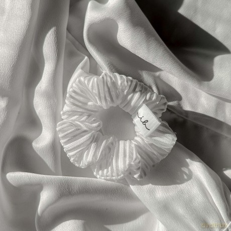 invisibobble Haargummi Extra Care Weiß Scrunchie Pure White, Haargummis starker Halt für Mädchen & Damen, Scrunchies Samt Weiß, designed im Herzen Münchens