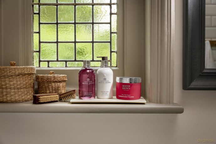 Molton Brown Fiery Pink Pepper verwöhnendes Körperpeeling, 275 g