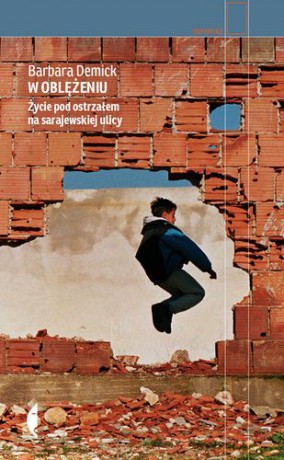 W Oblężeniu Życie Pod Ostrzałem Na Sarajewskiej Ulicy - Barbara Demick [KSIĄŻKA]
