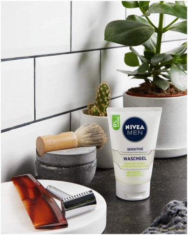 NIVEA MEN Sensitive Waschgel (100 ml), seifenfreies Reinigungsgel mit Kamille und Vitamin E für empfindliche Männerhaut, beruhigende Gesichtsreinigung mit 0% Alkohol