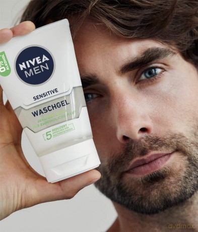NIVEA MEN Sensitive Waschgel (100 ml), seifenfreies Reinigungsgel mit Kamille und Vitamin E für empfindliche Männerhaut, beruhigende Gesichtsreinigung mit 0% Alkohol