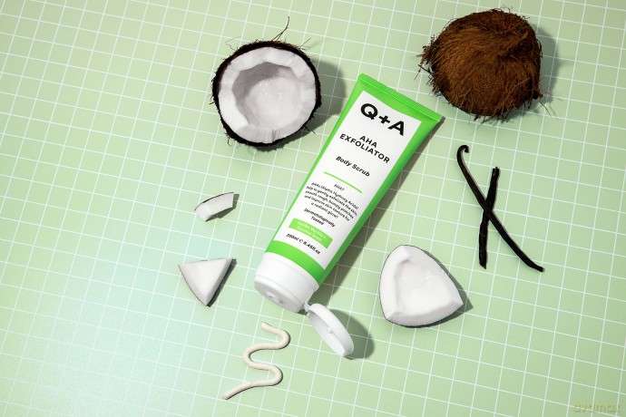 Q+A AHA Peeling Körperpeeling, Kombination aus AHA-Milchsäure und Glykolsäure in Verbindung mit physikalischen Peelings verbessert die Hautstruktur, 250ml