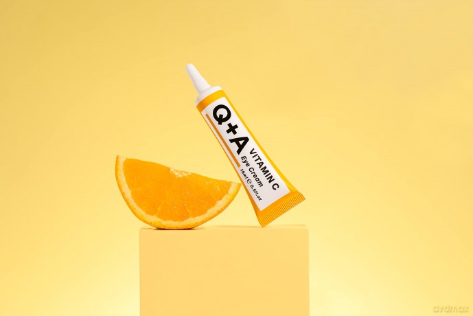 Q+A Augencreme mit Vitamin C, eine Kombination aus Vitamin C, Kirschextrakt und Glykogen, belebt empfindliche Haut und versorgt sie mit Feuchtigkeit und Antioxidantien, 15ml