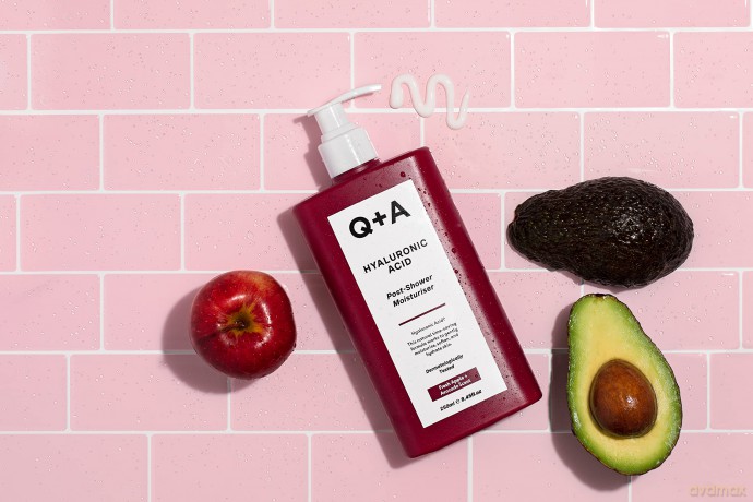 Q+A Hyaluronsäure Feuchtigkeitspflege nach dem Duschen, die Anwendung auf feuchter Haut entwickelt und ist eine hervorragende Lösung für die optimale Feuchtigkeitsversorgung der Haut, 250ml