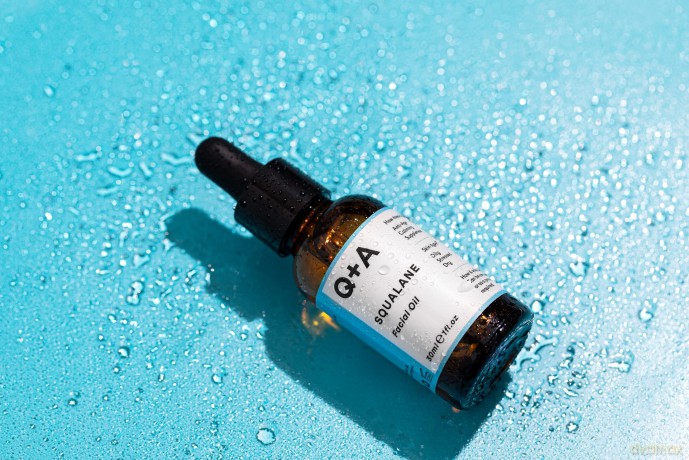 Q+A Squalane Gesichtsöl. Ein für Veganer geeignetes, extrem feuchtigkeitsspendendes Gesichtsöl, das aus Olivenöl gewonnen wird. 30 ml