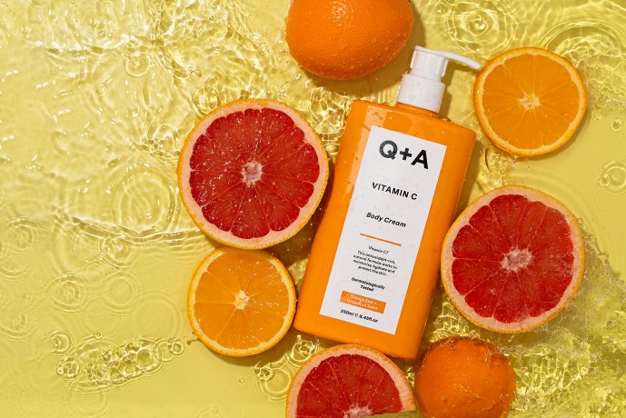 Q+A Vitamin C Körpercreme, enthält Inhaltsstoffe, die die Haut mit Feuchtigkeit versorgen, so dass sie den Aufbau der Haut nachahmen, 250ml