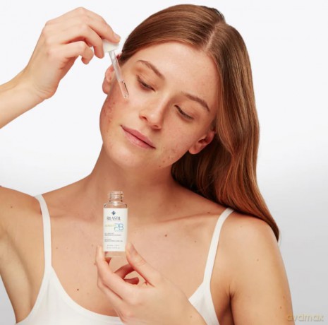 Rilastil Acnestil Gel Serum Seboregler, Gel aus leichter Textur, beruhigend und entfettend, 0% Alkohol, 30 ml
