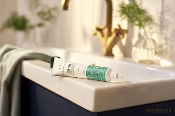 The Body Shop Tea Tree Feuchtigkeitscreme mit Teebaumöl Kontrolliert Talg Fettige Haut Glättend Leichte Formel Langanhaltende Hydratation bis zu 24 Stunden Tube 40 ml