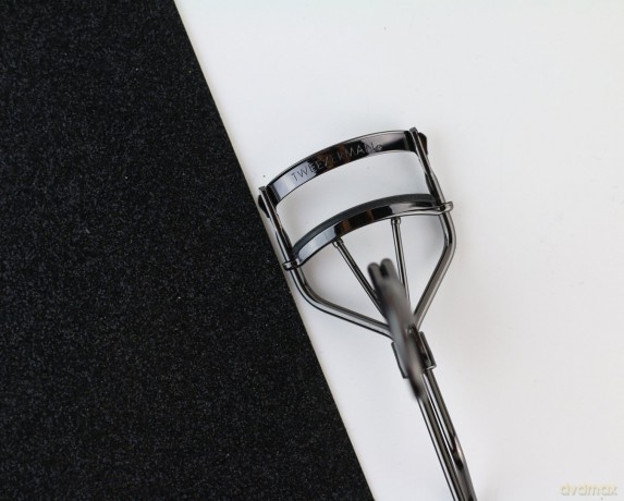 TWEEZERMAN Wimpernzange ProMaster (Extra Breite Zange für Mandelförmige Augen, 3 Ersatzpads), Gunmetal