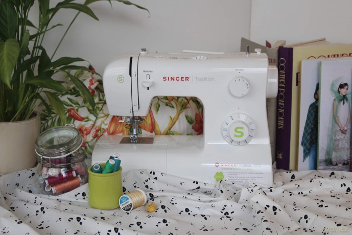 Singer - Tradition 2273 Sewing Machine