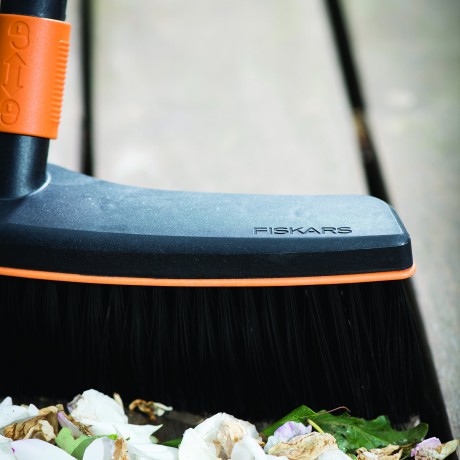 Fiskars - QuikFit Patio Broom