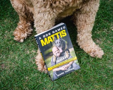 A Dog Named Mattis: 12 Lessons for Living Courageously, Serving Selflessly, and Building Bridges from a Heroic K9 Officer - Mark Tappan [KSIĄŻKA]