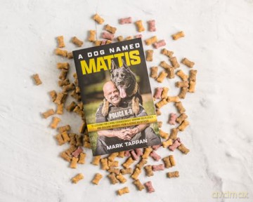 A Dog Named Mattis: 12 Lessons for Living Courageously, Serving Selflessly, and Building Bridges from a Heroic K9 Officer - Mark Tappan [KSIĄŻKA]