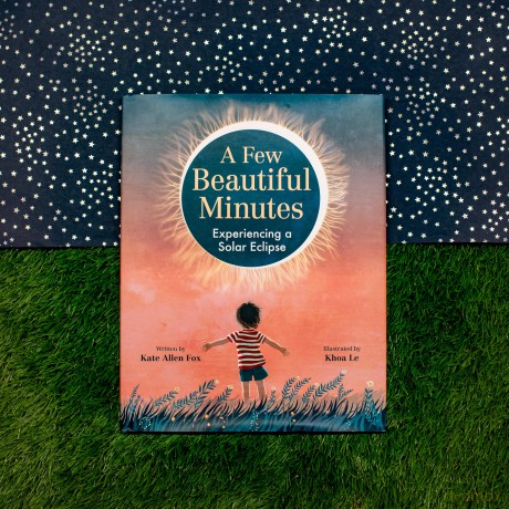 A Few Beautiful Minutes: Experiencing a Solar Eclipse - Kate Allen Fox [KSIĄŻKA]