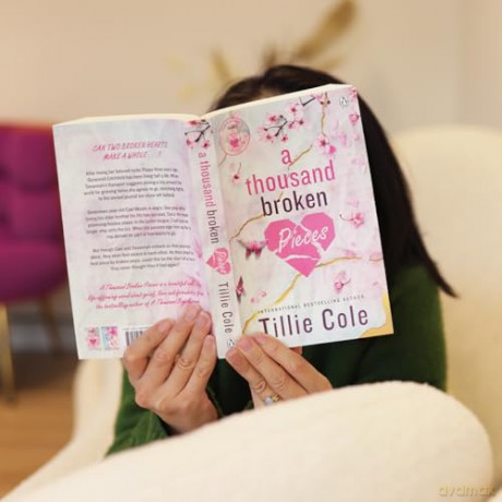 A Thousand Broken Pieces - Tillie Cole [KSIĄŻKA]