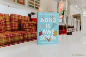 ADHD is Awesome: A Guide To (Mostly) Thriving With ADHD - Holderness Penn [KSIĄŻKA]