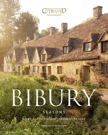 Bibury Seasons: The beautiful Cotswold village photographed through the seasons: Views of the Village Through the Year: Volume 1 - Ray Lipscombe [KSIĄŻKA]