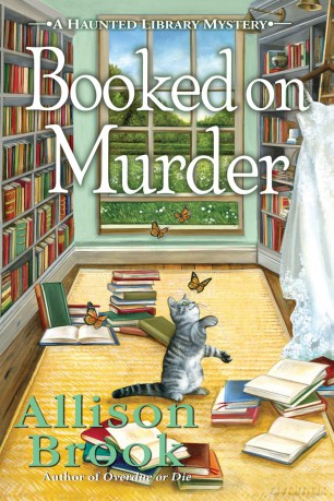 Booked on Murder (A Haunted Library Mystery) - Allison Brook [KSIĄŻKA]