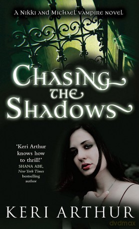Chasing the Shadows: Number 3 in series (Nikki and Michael) - Keri Arthur [KSIĄŻKA]