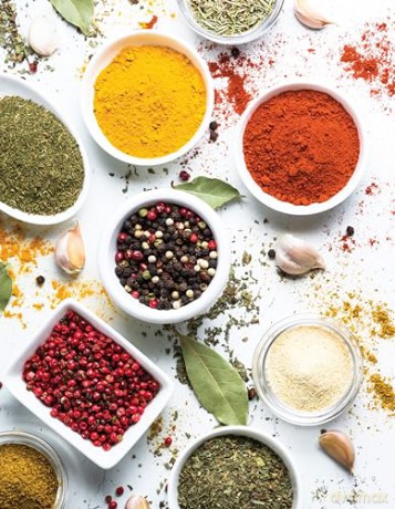 Complete Guide to Growing and Cultivating Herbs and Spices: Expert Advice for Planting Indoors and Outdoors, the Best Containers, and Storage - Linda Gray [KSIĄŻKA]