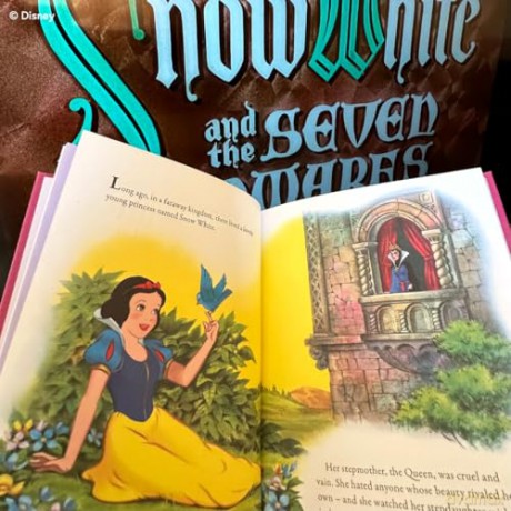 Disney Pocket Classics - The Princess Collection: featuring Snow White, Sleeping Beauty and Cinderella - Walt Disney [KSIĄŻKA]