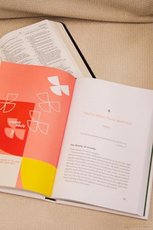 Dwell Differently: Overcome Negative Thinking with the Simple Practice of Memorizing God's Truth - Natalie, And Abbott [KSIĄŻKA]
